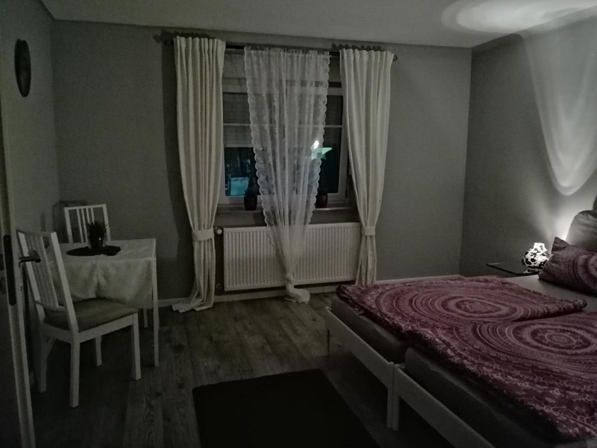 Apartamento Ades Haus - wenn's gemütlich sein darf! Überherrn Exterior foto